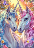 Fantastische Illustration von zwei Einhörnern in einer magischen Lichtung mit pastellfarbenen Details, goldenem Licht und floralen Elementen.