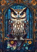 Detailreiche Illustration einer Eule im klassischen Bleiglas-Design mit blauen Glasfacetten, eleganten goldenen Rahmen und floralen Elementen im Vintage-Stil.