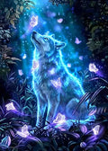 Mystische digitale Illustration eines leuchtenden Geistwolfes, umgeben von magischen Schmetterlingen und Lichtstrahlen im tiefen Wald.