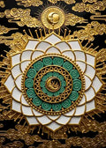 Spirituelle Illustration eines weißen und goldenen Lotus-Mandalas mit himmlischen Symbolen und goldenen Wolken im edlen orientalischen Stil.