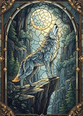 Kunstvolle Illustration eines majestätischen Wolfes, der den Mond anheult, im klassischen Stil eines Bleiglasfensters mit Wald im Hintergrund.