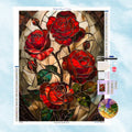 5D Diamond Painting Motiv: Klassische rote Rosen mit tiefgrünen Blättern im eleganten Buntglas-Stil vor einem warm beleuchteten, bernsteinfarbenen Hintergrund.