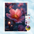5D Diamond Painting Motiv: Eine zarte rosa Blüte in Nahaufnahme, deren Mitte warm und golden leuchtet, umgeben von schwebenden Lichtpunkten in der abendlichen Dämmerung.