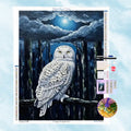 5D Diamond Painting Motiv: Eine weiße Schnee-Eule mit gelben Augen sitzt auf einem Ast im dunklen Wald unter einem leuchtenden Vollmond, gestaltet im klassischen Ölgemälde-Stil.
