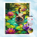 5D Diamond Painting Motiv: Eine süße Siamkatze mit strahlend blauen Augen schwimmt in einem farbenfrohen Teich voller rosa und violetter Seerosen.