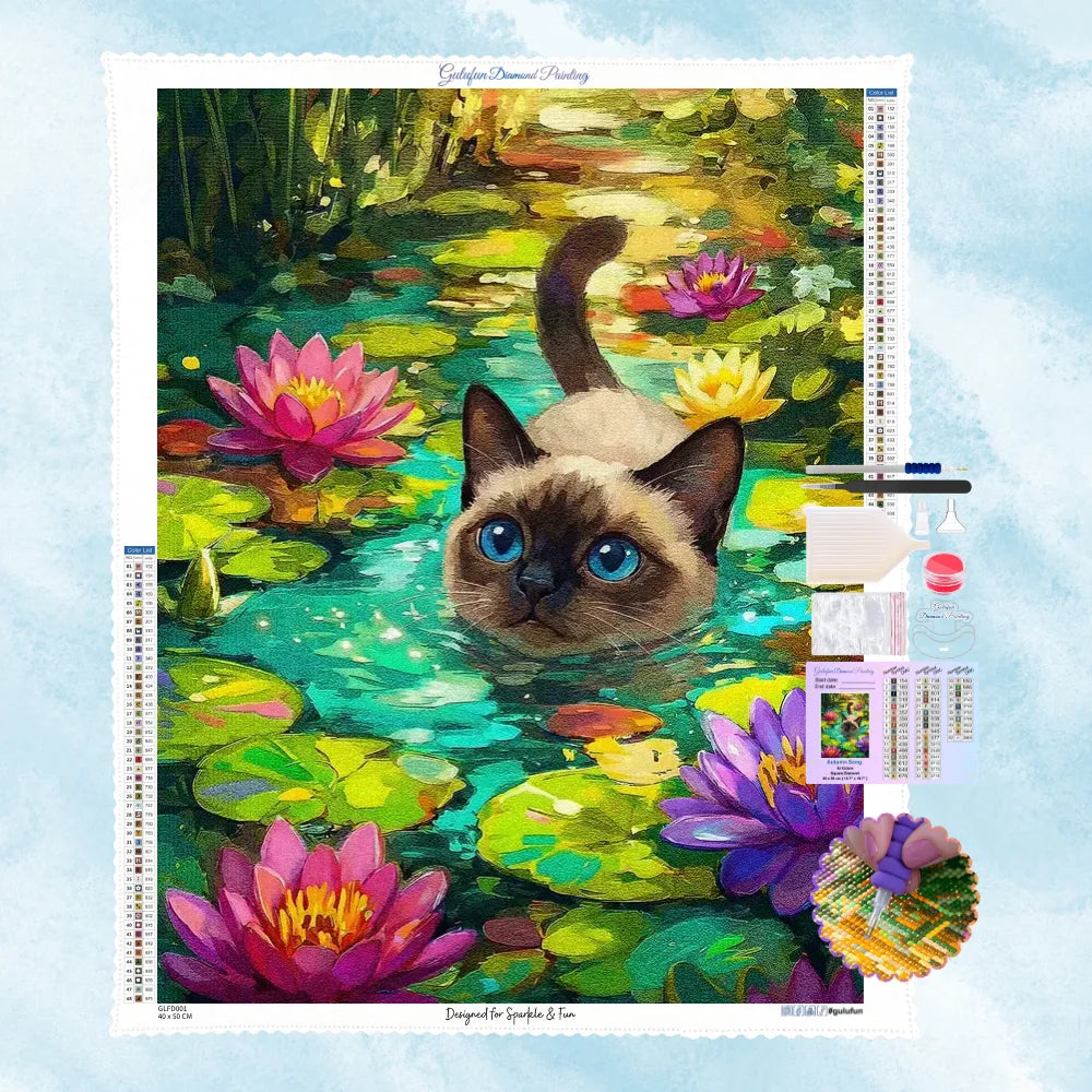 5D Diamond Painting Motiv: Eine süße Siamkatze mit strahlend blauen Augen schwimmt in einem farbenfrohen Teich voller rosa und violetter Seerosen.