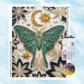 5D Diamond Painting Motiv: Eine smaragdgrüne Motte mit goldenen Himmelskörpern im filigranen 3D-Quilling-Stil.