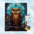 5D Diamond Painting Motiv: Eine mystische Eule im Steampunk-Stil mit kupferfarbenen Federn, die vor einem leuchtend blauen Buntglas-Uhrwerk sitzt.
