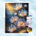 5D Diamond Painting Motiv: Leuchtende, transparente Kristallblumen mit goldenen Stielen und funkelndem Sternenstaub auf dunkelblauem Hintergrund.