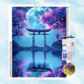5D Diamond Painting Motiv: Ein Torii-Tor unter einem großen blauen Vollmond mit pinken Kirschblüten und Wasserspiegelung.