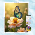 5D Diamond Painting Motiv: Ein zarter Schmetterling mit durchscheinenden, blaugrünen Flügeln ruht auf einer pfirsichfarbenen Blüte im weichen, goldenen Gegenlicht.