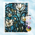 5D Diamond Painting Motiv: Elegante weiße Seerosen und Knospen im klassischen Buntglas-Stil vor einem eisblauen, strukturierten Hintergrund.
