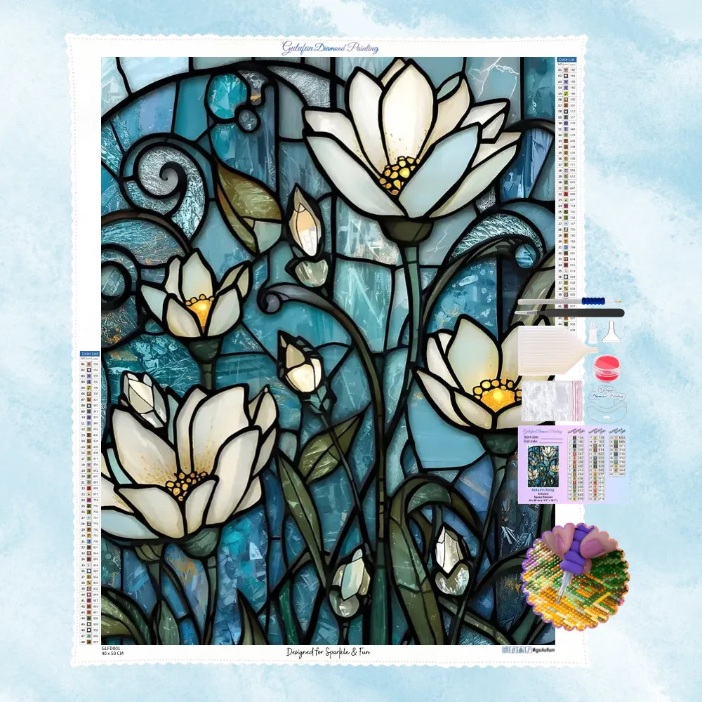 5D Diamond Painting Motiv: Elegante weiße Seerosen und Knospen im klassischen Buntglas-Stil vor einem eisblauen, strukturierten Hintergrund.
