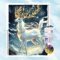 5D Diamond Painting Motiv: Ein eleganter weißer Hirsch mit goldenem Schmuck und leuchtenden Geweih-Lichtern in einer verschneiten Winternacht.