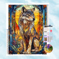 5D Diamond Painting Motiv eines stolzen Wolfes im farbenfrohen Buntglas-Stil mit einem goldenen, kreisförmigen Hintergrund.