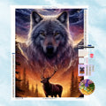 5D Diamond Painting Motiv: Ein großer Wolfskopf im galaktischen Himmel über einem Hirsch in einer Waldlandschaft bei Sonnenuntergang.