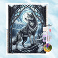 5D Diamond Painting Motiv: Ein majestätischer Wolf im gotischen Buntglas-Fenster vor einem leuchtenden Vollmond und Gebirge.
