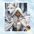 5D Diamond Painting Motiv: Eine Fantasy-Prinzessin in weißer Kapuze mit einem großen weißen Wolf im verschneiten Winterwald.